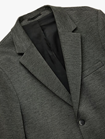 Uzun Kollu Kapaklı Cep Detaylı Düğmeli Slim Fit Mono Yaka Blazer Ceket
