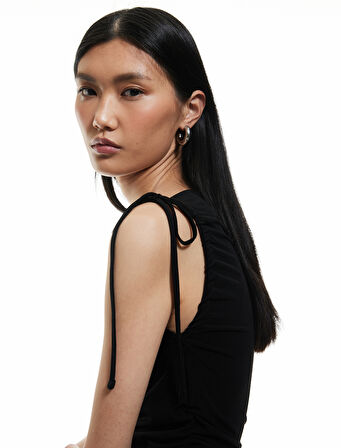 Drapeli Fiyonk Bağlama Detaylı Düz Yaka Kolsuz Body