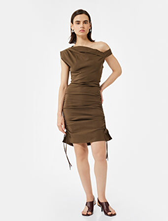 Yanları Büzgülü Drapeli Asimetrik Yaka Omzu Açık Mini Elbise