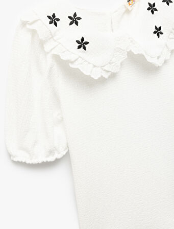 Kısa Kollu Çiçek İşlemeli Bürümcük Bebe Yaka Bluz