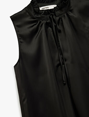 Bağlama Detaylı Dik Fırfırlı Yaka Kolsuz Gömlek