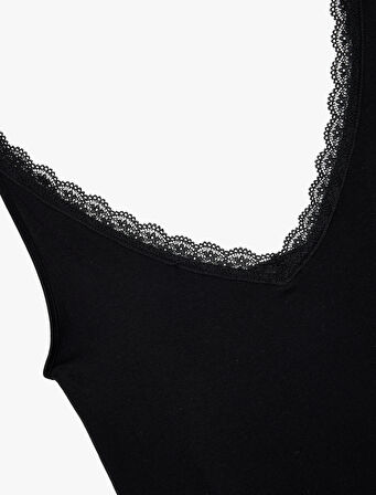 Dantel Detaylı Kalın Askılı V Yaka Pijama Üstü