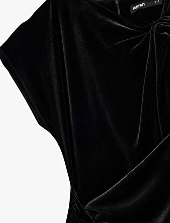  Slim Fit Asimetrik Yaka Düğüm Detaylı Kruvaze Kadife Elbise