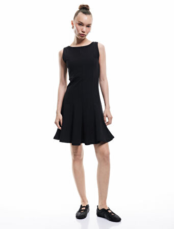 Bisiklet Yaka Dikiş Detaylı Kolsuz Volanlı Mini Kloş Elbise