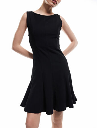 Bisiklet Yaka Dikiş Detaylı Kolsuz Volanlı Mini Kloş Elbise