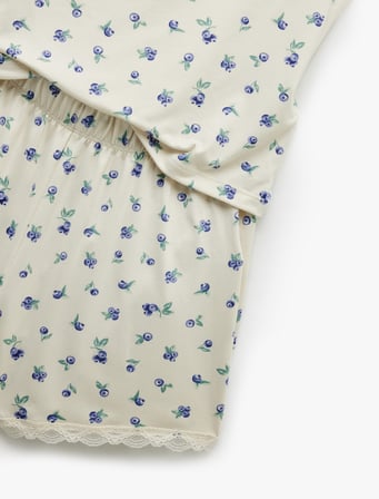 Dantel Detaylı Yaban Mersini Baskılı Askılı Şortlu Pijama Takımı