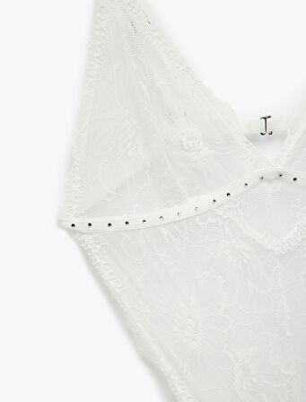 Pencere Detaylı Taşlı V Yaka Dantel Bodysuit