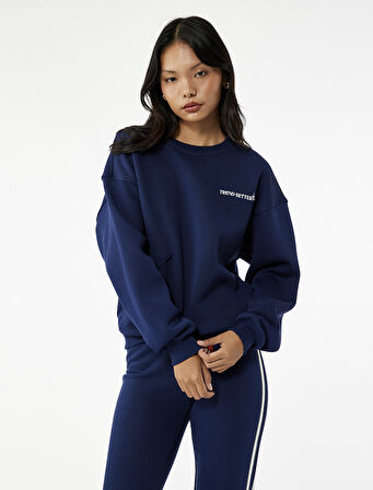 Şardonlu Uzun Kollu Rahat Kesim Bisiklet Yaka Yıldız Dikiş Detaylı Baskılı Sweatshirt