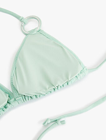 Aksesuar Detaylı Boyundan Bağlamalı Üçgen Bikini Üstü