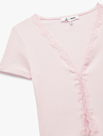 Dantel Detaylı Kısa Kollu V Yaka Tişört