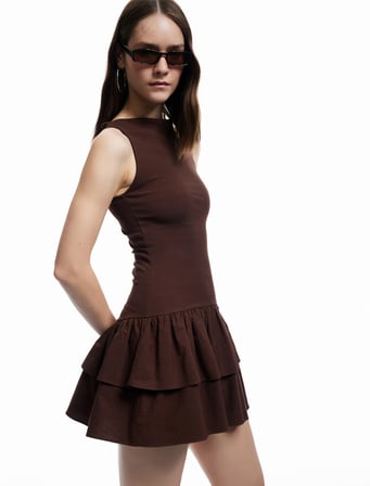 Pamuklu Katlı Volanlı Slim Fit Kayık Yaka Kolsuz Mini Elbise
