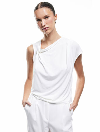 Sandy Kumaş İnci Detaylı Asimetrik Degaje Yaka Kolsuz Bluz