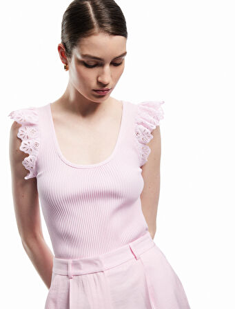 Kolsuz Brodeli Fırfır Detaylı Triko Bluz