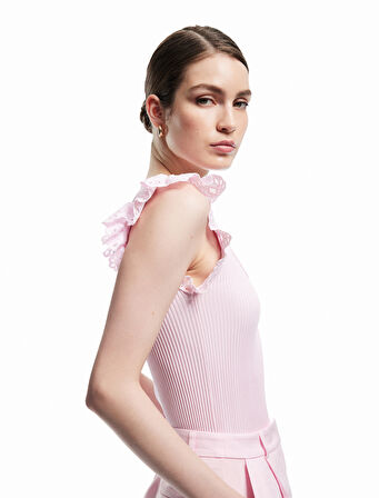 Kolsuz Brodeli Fırfır Detaylı Triko Bluz