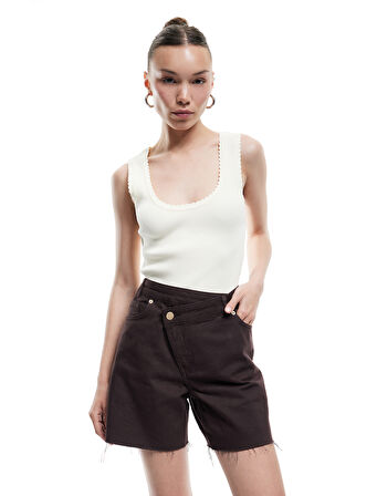 Pamuklu Kesik Paça Asimetrik Düğmeli Mini Şort