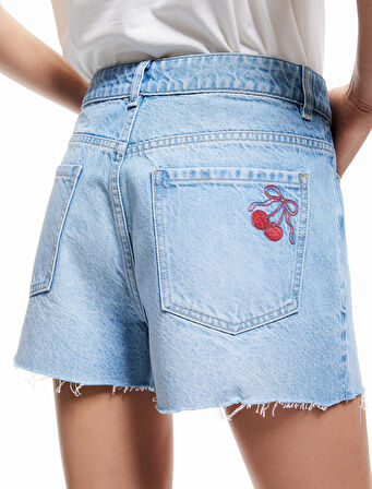 Kiraz Nakış Detaylı Kesik Paça Mini Denim Şort