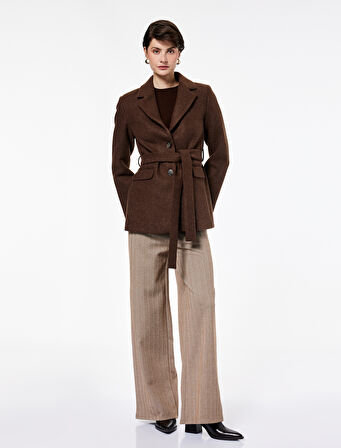 Uzun Kollu Cepli Kemer Detaylı Kruvaze Düğmeli Kısa Kaşe Mont