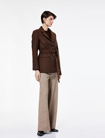 Uzun Kollu Cepli Kemer Detaylı Kruvaze Düğmeli Kısa Kaşe Mont