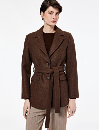 Uzun Kollu Cepli Kemer Detaylı Kruvaze Düğmeli Kısa Kaşe Mont