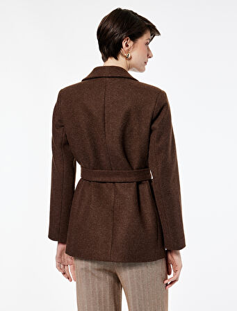 Uzun Kollu Cepli Kemer Detaylı Kruvaze Düğmeli Kısa Kaşe Mont