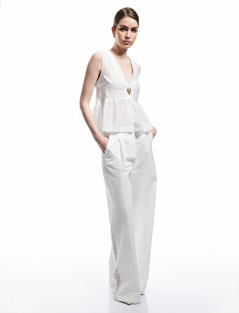 Koton X Melis Ağazat - Deniz Kabuğu Aksesuar Detaylı V Yaka Kolsuz Peplum Bluz