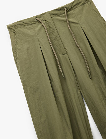 Beli Bağcıklı Düz Paça Rahat Kalıp Cepli Paraşüt Pantolon