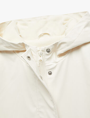 Kapşonlu Uzun Kollu Kapaklı Cepli Yağmurluk