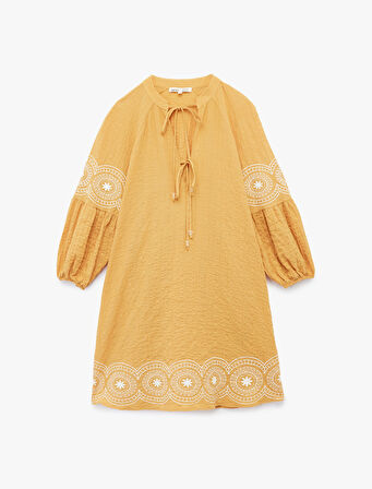 Pamuklu İşleme Detaylı Rahat Kalıp Uzun Balon Kollu Bağlamalı Yaka Mini Elbise