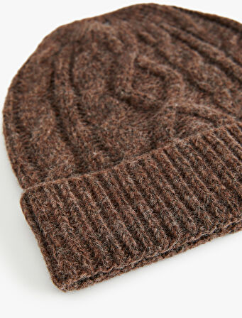 Katlama Detaylı Saç Örgü Dokulu Triko Bere