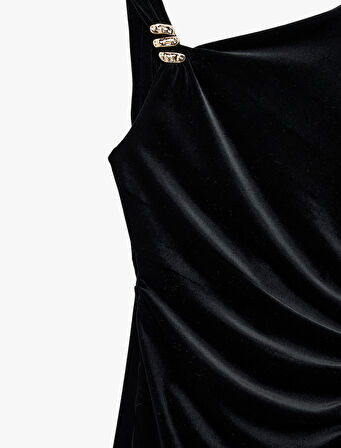 Yırtmaçlı Aksesuarlı Asimetrik Yaka Kolsuz Midi Boy Kadife Elbise