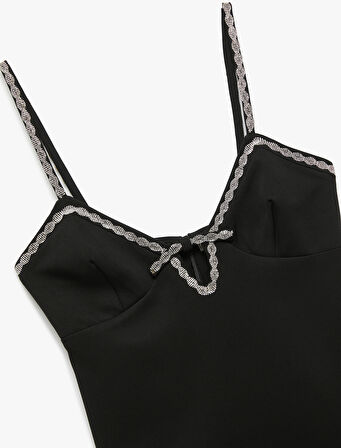 Kurdele Detaylı Kalp Yaka İnce Askılı Taşlı Mini Elbise