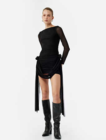 Uzun Kollu Kayık Yaka Tüllü Gül Detaylı Mini Bodycon Elbise