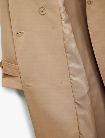 Uzun Kollu Düğmeli Kemer Detaylı Cepli Kruvaze Yaka Trençkot