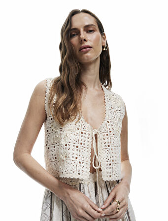 Kolsuz V Yaka Bağlama Detaylı Örgü Kroşe Yelek