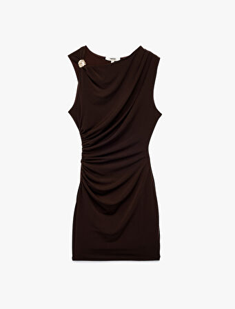 Metal Aksesuarlı Drapeli Degaje Yaka Kolsuz Slim Fit Mini Abiye Elbise