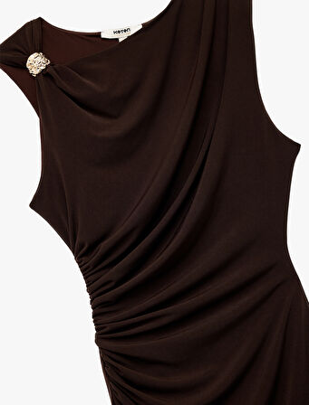 Metal Aksesuarlı Drapeli Degaje Yaka Kolsuz Slim Fit Mini Abiye Elbise