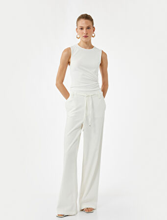 Aksesuar Detaylı Bisiklet Yaka Kolsuz Bluz