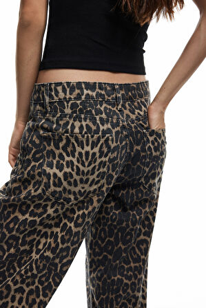Pamuklu Taş Detaylı Düğmeli Cepli Leopar Desenli Jean Pantolon - Longer Straight Jean