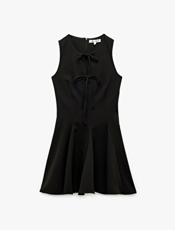 Kolsuz Fiyonklu Bağcıklı Yaka A Kesim Mini Elbise