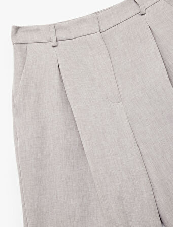 Yüksek Bel Pile Detaylı Cepli Kısa Kumaş Şort