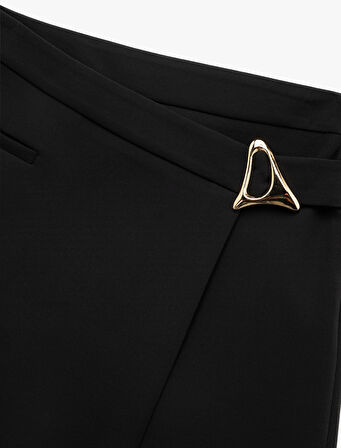 Metal Aksesuar Detaylı Mini Kruvaze Şort Etek