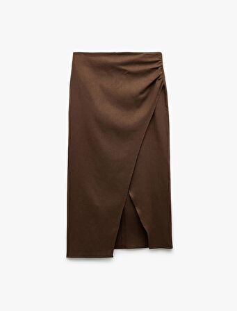 Drape Detaylı Yırtmaçlı Asimetrik Kesim Midi Boy Kruvaze Keten Etek
