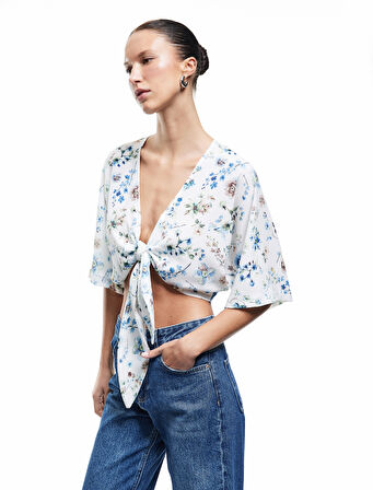Yarım Kol V Yaka Kruvaze Önden Bağlama Detaylı Çiçekli Crop Bluz