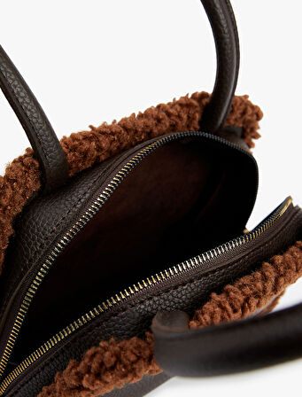 Peluş Detaylı Fermuarlı Saplı Suni Deri Omuz Çantası