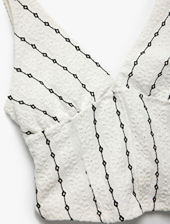 V Yaka Arkası Pencere Detaylı İşlemeli Fisto Kolsuz Bluz