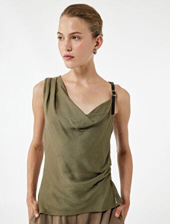 Keten Karışımlı Aksesuar Detaylı Degaje Yaka Kolsuz Bluz