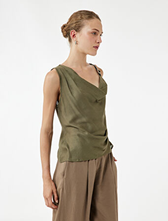 Keten Karışımlı Aksesuar Detaylı Degaje Yaka Kolsuz Bluz