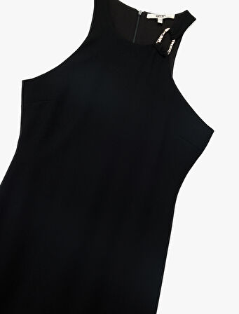 Krep Kumaş Aksesuar Detaylı Kolsuz Halter Yaka Uzun Elbise