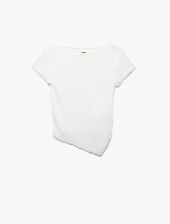 Asimetrik Etek Ucu Detaylı Dokulu Kısa Kollu Kayık Yaka Tişört