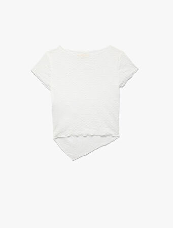 Asimetrik Etek Ucu Detaylı Dokulu Kısa Kollu Kayık Yaka Tişört